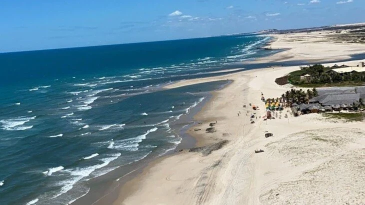 Vista aérea da orla de Águas Belas com as barracas e as dunas
